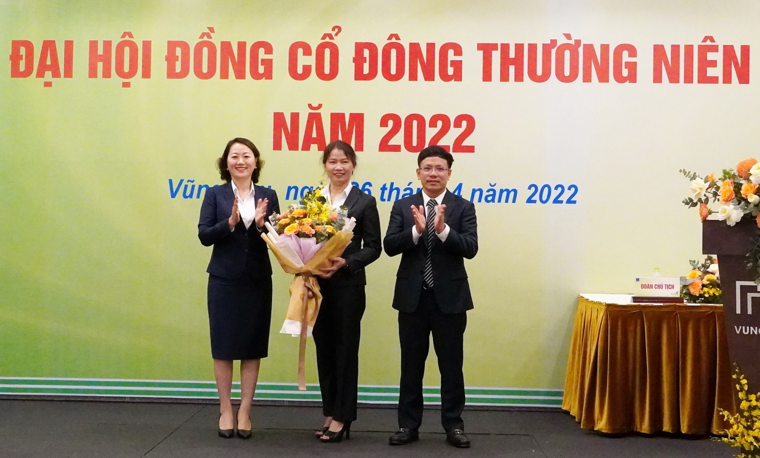 Tri ân sự đóng góp của nguyên thành viên Ban Kiểm soát Công ty - bà Phan Thị Kim Thoa