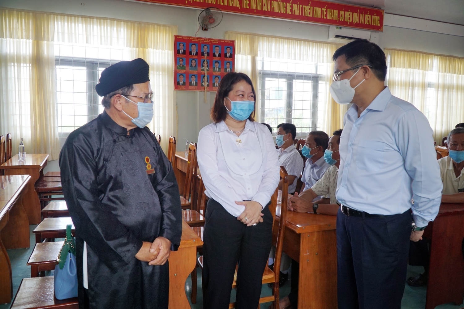 TGĐ Tập đoàn Dầu khí Việt Nam trao đổi bên lề Hội ghị tiếp xúc cử tri Phường Tân Xuyên và Xã Tân Xuyên, TP Cà Mau