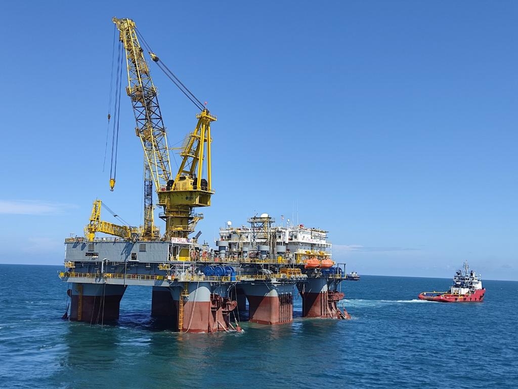 Giàn khoan PV DRILLING V được kéo khỏi vùng biển Vũng Tàu về Keppel Fels Shipyard, Singapore.