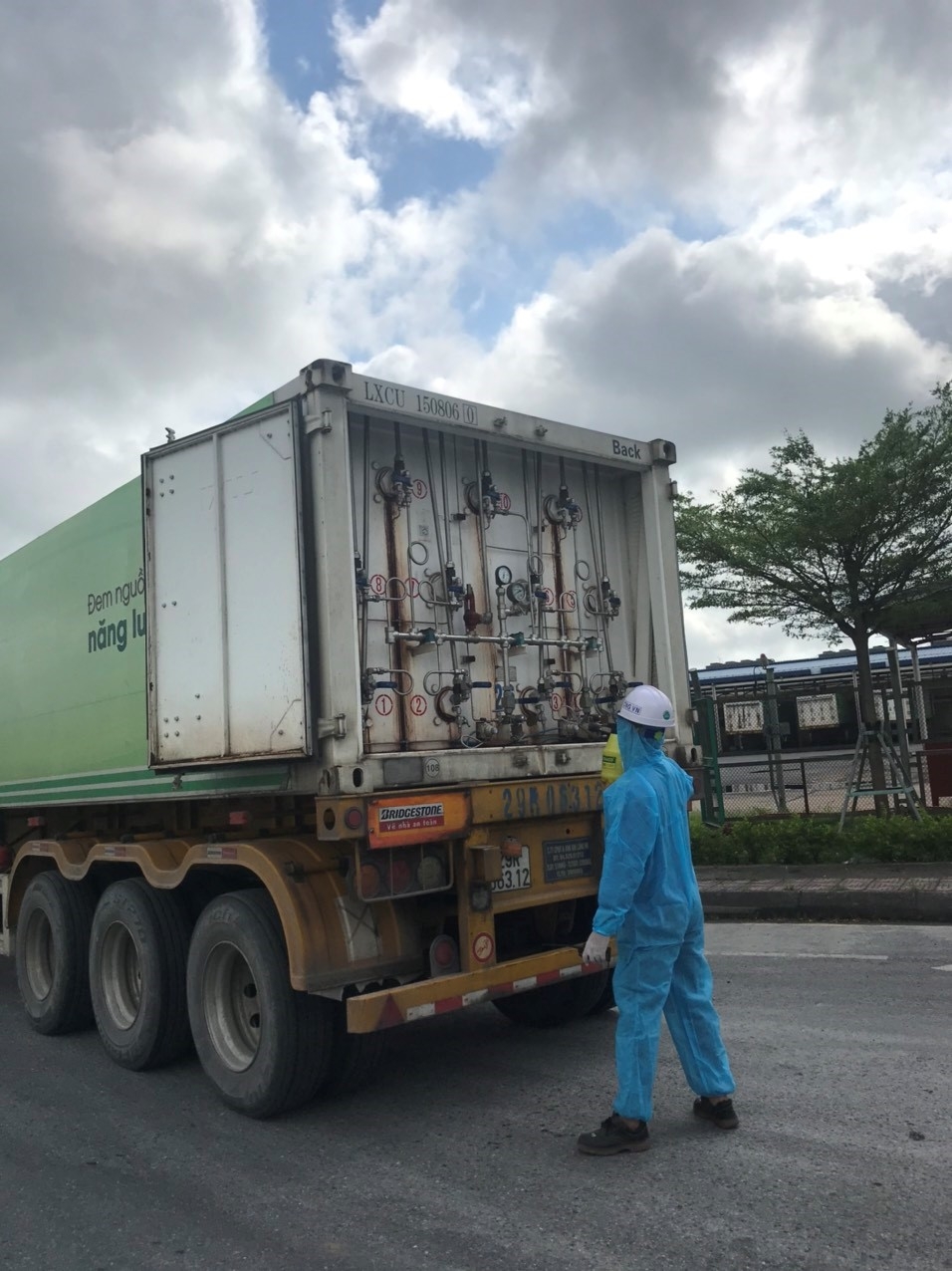 Phun khử khuẩn xe bồn trước khi vào trạm nén Thái Bình tại CNMB