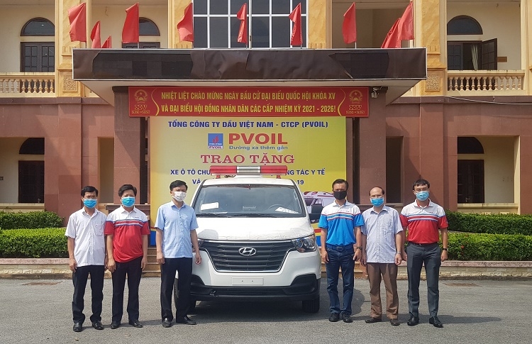 Lãnh đạo PVOIL và huyện Kim Động tại buổi bàn giao xe