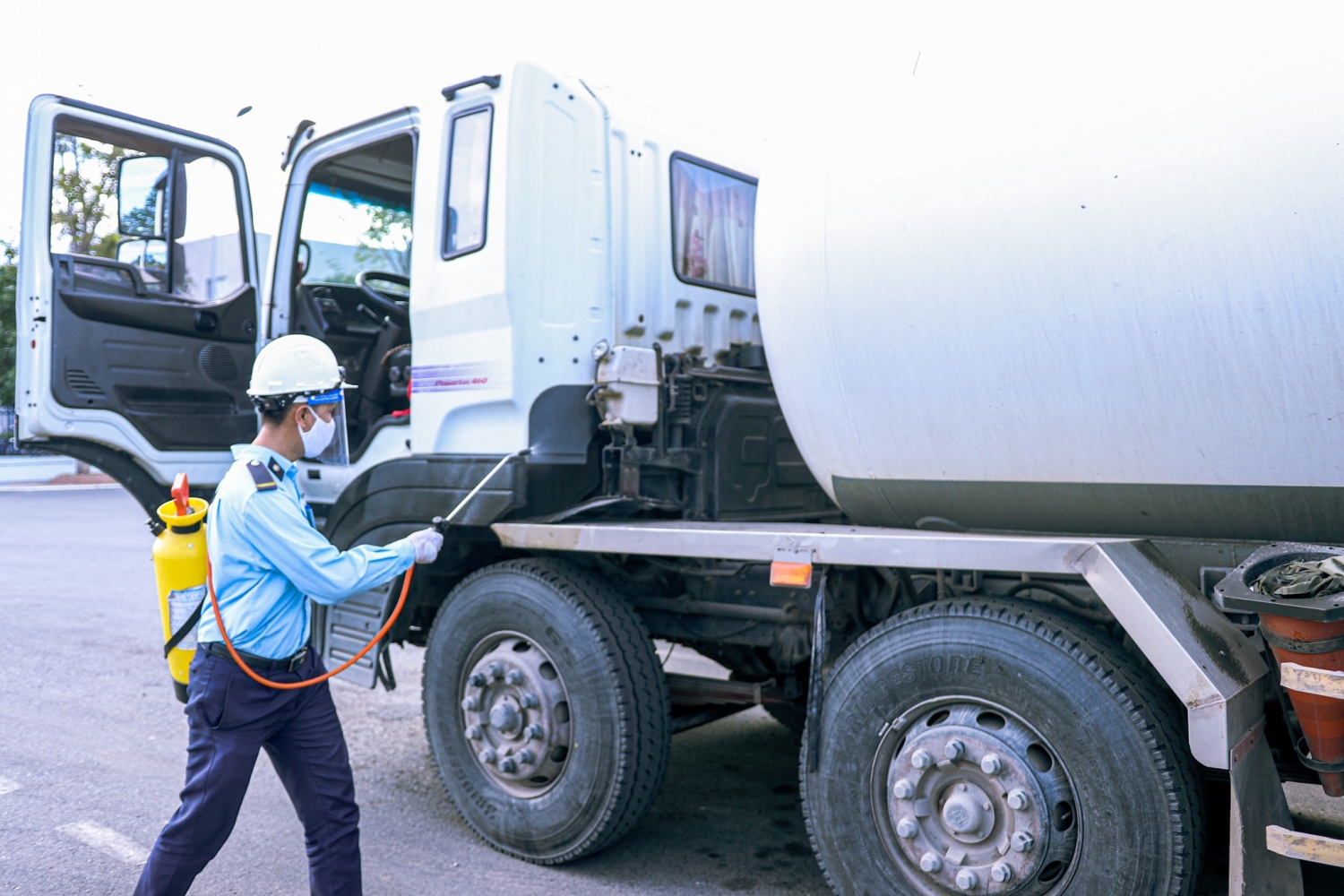 Công tác khử khuẩn xe bồn được thực hiện nghiêm túc