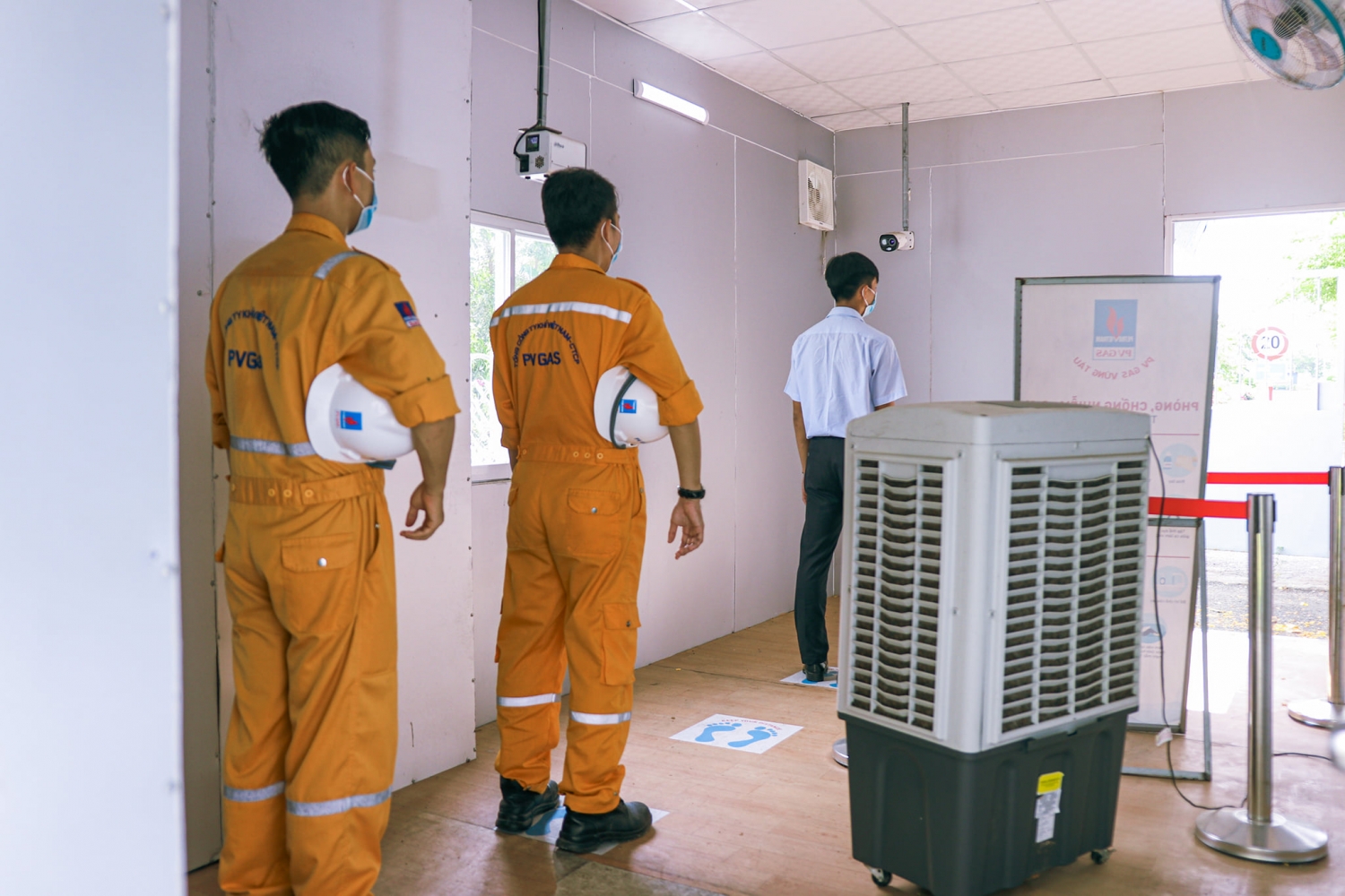 Đo thân nhiệt tự động cho toàn bộ nhân sự trước khi vào cổng Nhà máy. Đo thân nhiệt tự động cho toàn bộ nhân sự trước khi vào cổng Nhà máy.