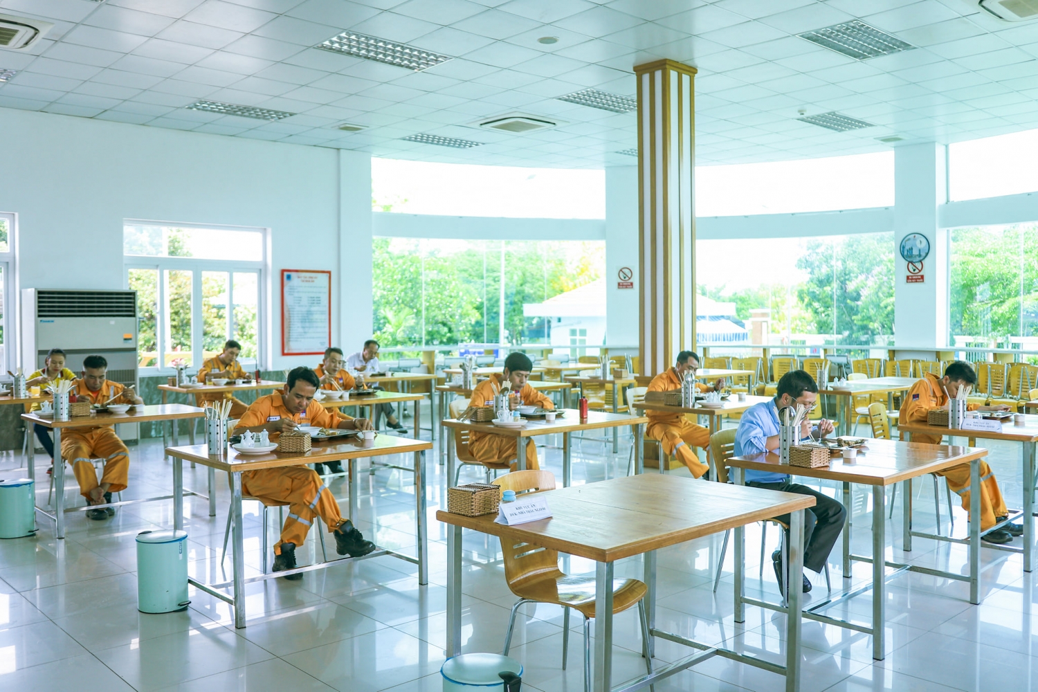 Đảm bảo các biện pháp PCD, phân chia lệch giờ, giãn cách tại khu vực nhà ăn