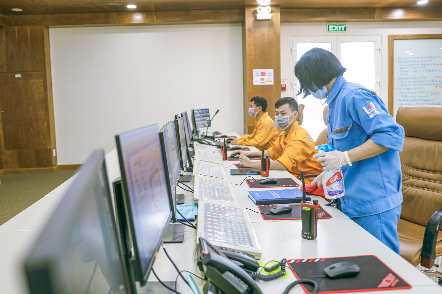 Thường xuyên khử khuẩn khu vực làm việc Thường xuyên khử khuẩn khu vực làm việc