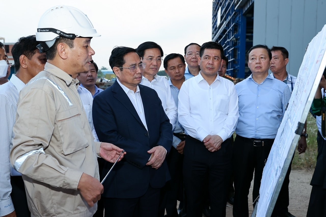 Thủ tướng Chính phủ Phạm Minh Chính thị sát và động viên cán bộ, người lao động trên công trường dự án NMNĐ Long Phú 1.
