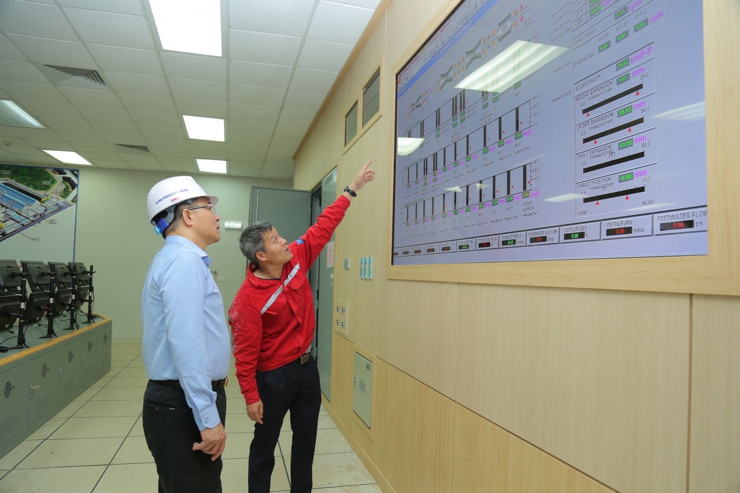 Tổng Giám đốc Petrovietnam Lê Mạnh Hùng kiểm tra tình hình vận hành của turbine Tổ máy số 1 tại Nhà điều khiển Trung tâm NMNĐ Thái Bình 2.