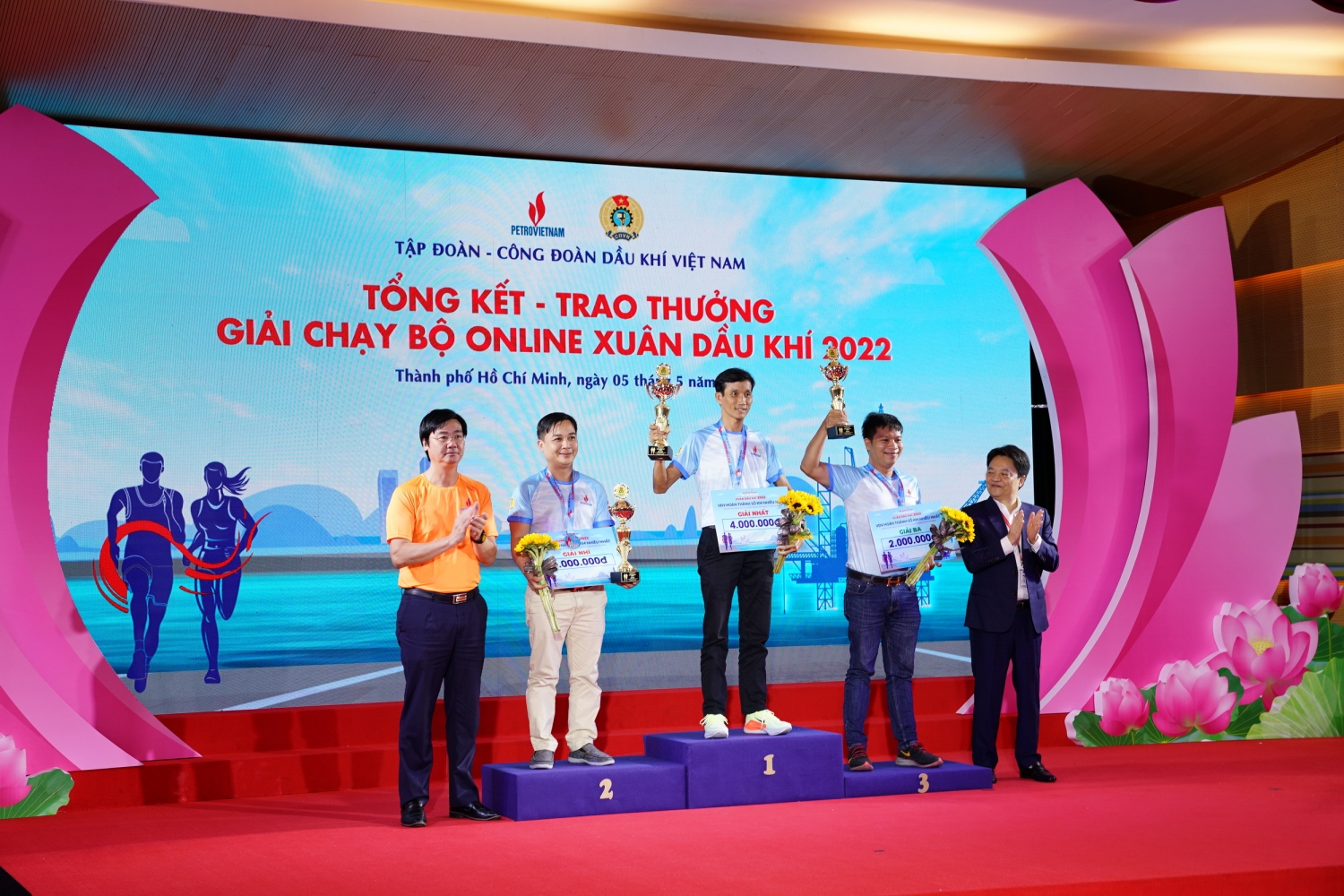 đồng chí Hoàng Văn Quang – Phó Bí thư Đảng ủy, Tổng giám đốc PV GAS tham gia trao giải thưởng cho các VĐV xuất sắc