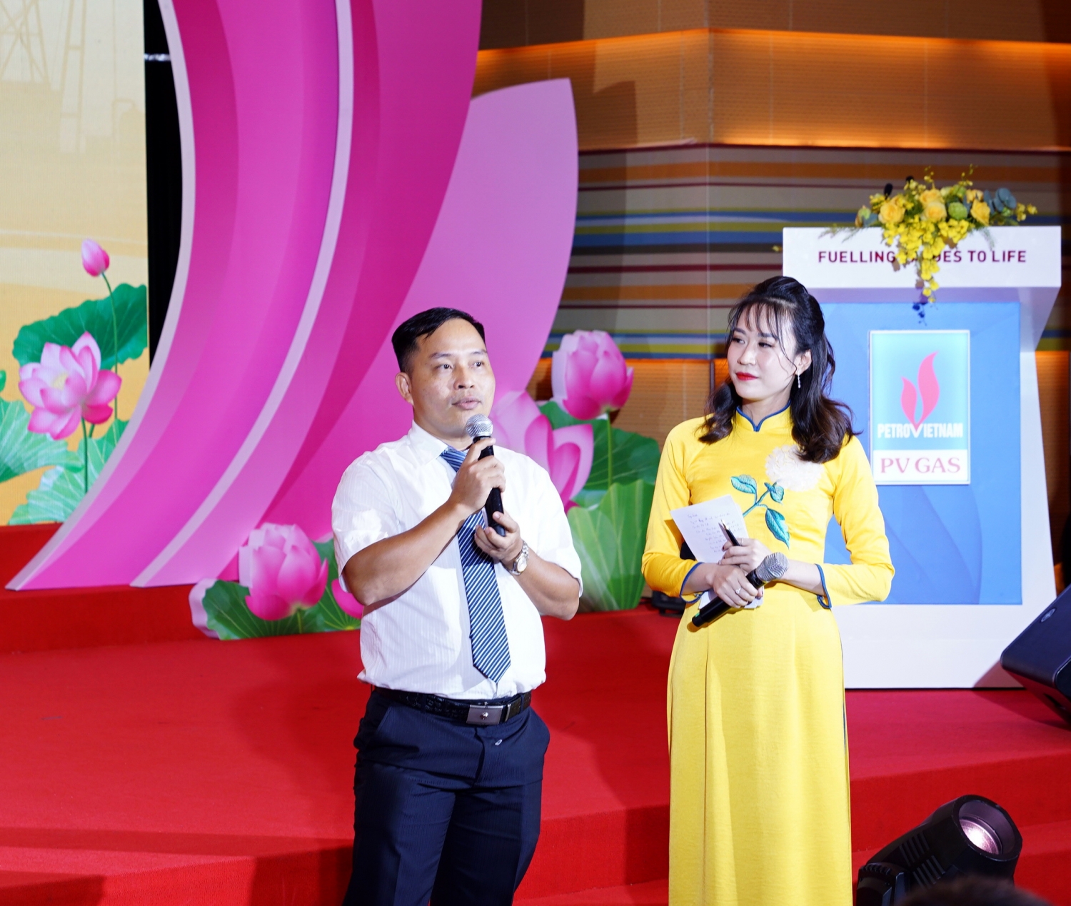 anh Nguyễn Mạnh Nhân –Công ty Vận chuyển Khí Đông Nam bộ thay mặt những Người Lao động Dầu khí tiêu biểu phát biểu cảm tưởng
