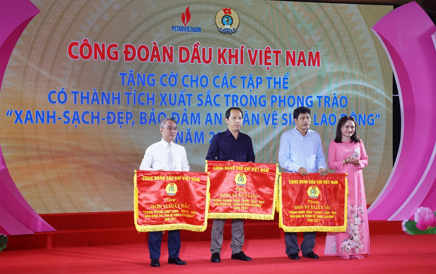 CĐCS Công ty CP Phân phôi Khí Thấp áp Dầu khí Việt Nam nhận Cờ thi đua trong phong trào “xanh - sạch - đẹp, đảm bảo an toàn vệ sinh lao động” năm 2021 của CĐDKVN