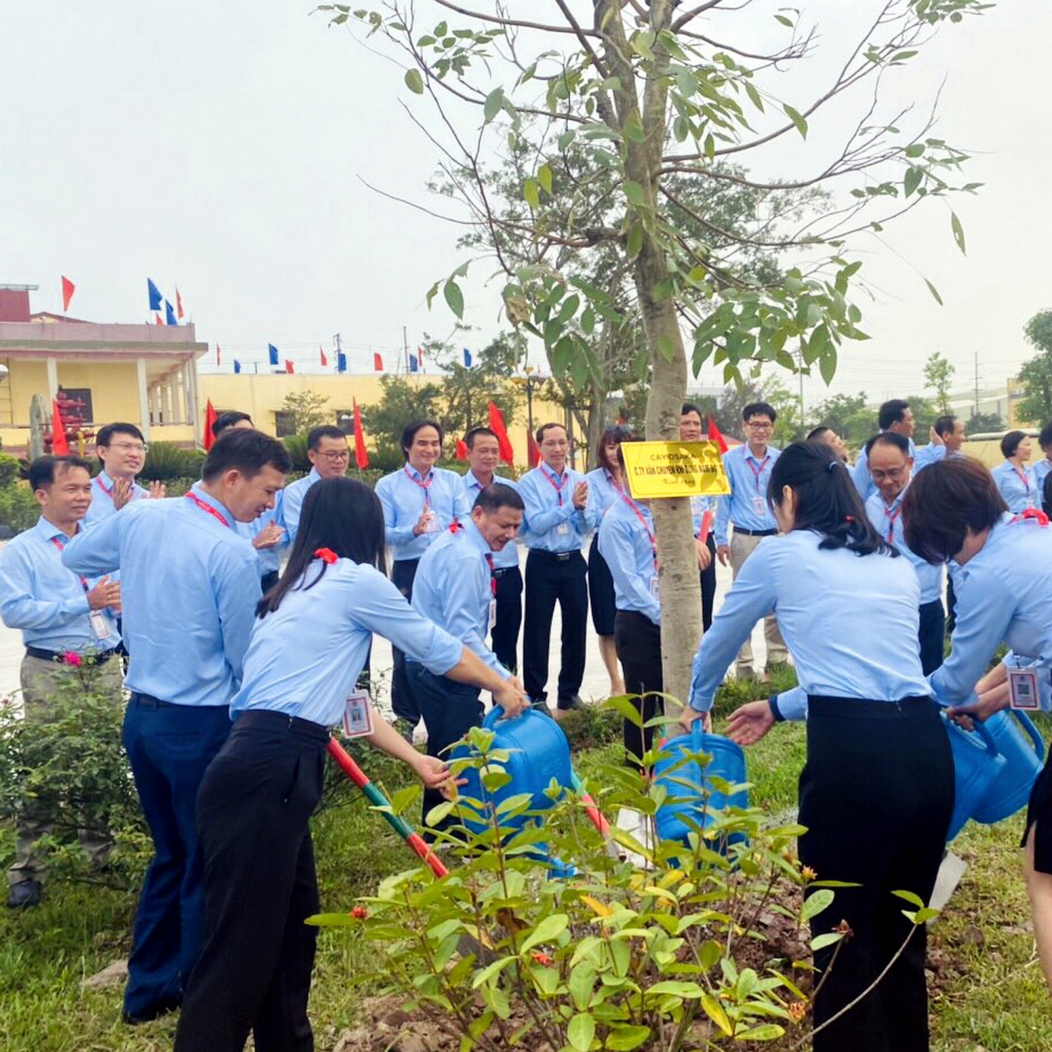 Đảng bộ KĐN trồng cây tại Khu lưu niệm