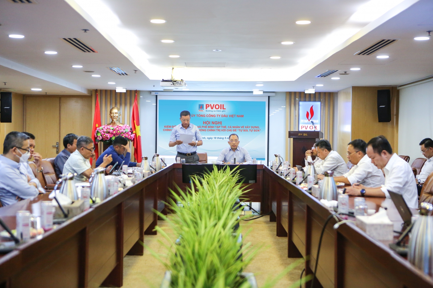 Các đồng chí Lãnh đạo trình bày bản tự kiểm điểm người đứng đầu Tổng công ty Dầu Việt Nam