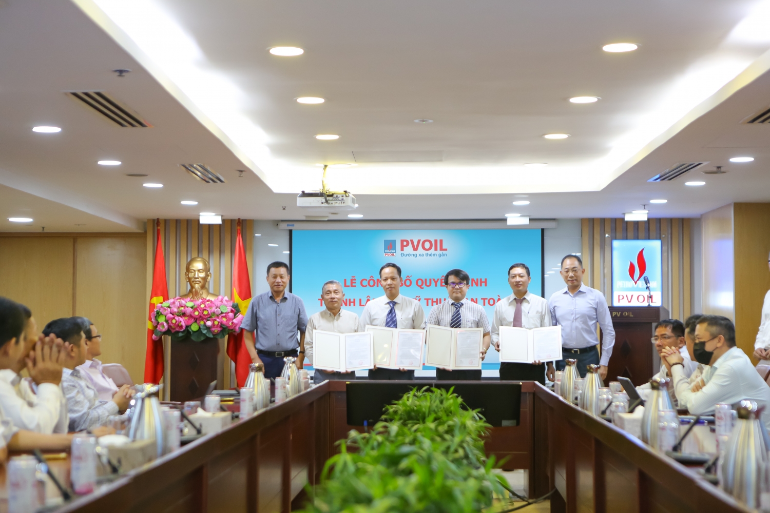 Ông Cao Hoài Dương – Bí thư Đảng ủy, Chủ tịch HĐQT (bên phải) và ông Đoàn Văn Nhuộm – Tổng Giám đốc Tổng công ty (bên trái) trao Quyết định thành lập Ban Kỹ thuật An toàn và các Quyết định giao nhiệm vụ, bổ nhiệm cán bộ