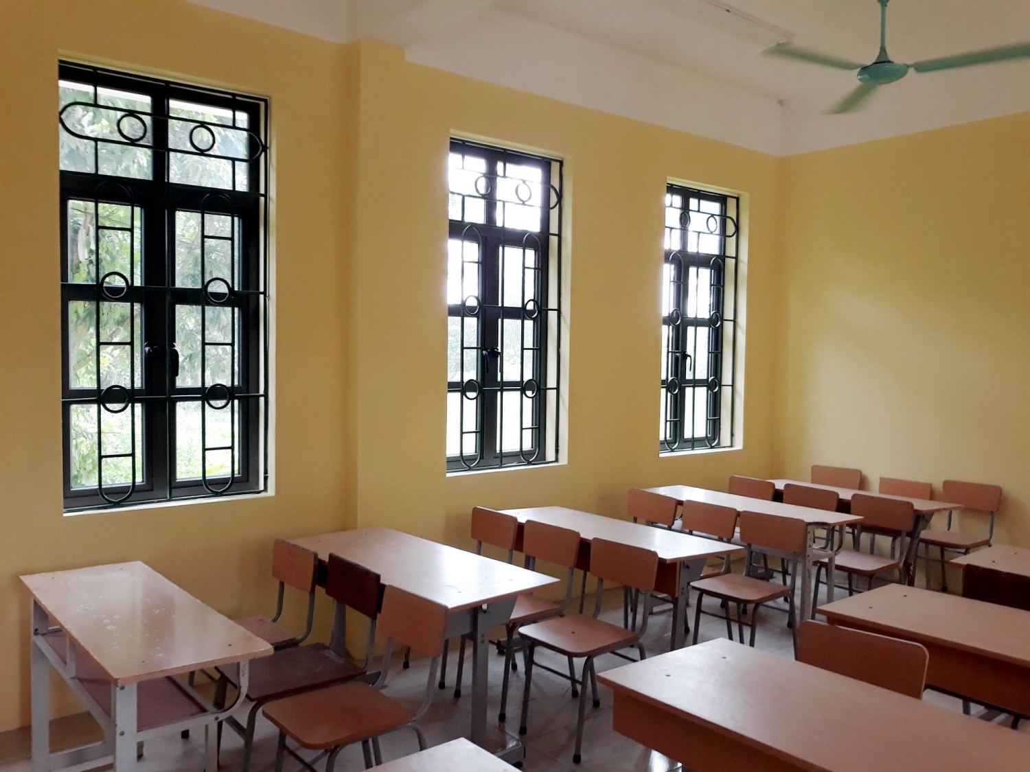 Các phòng học được trang bị đầy đủ phương tiện học tập và giảng dạy