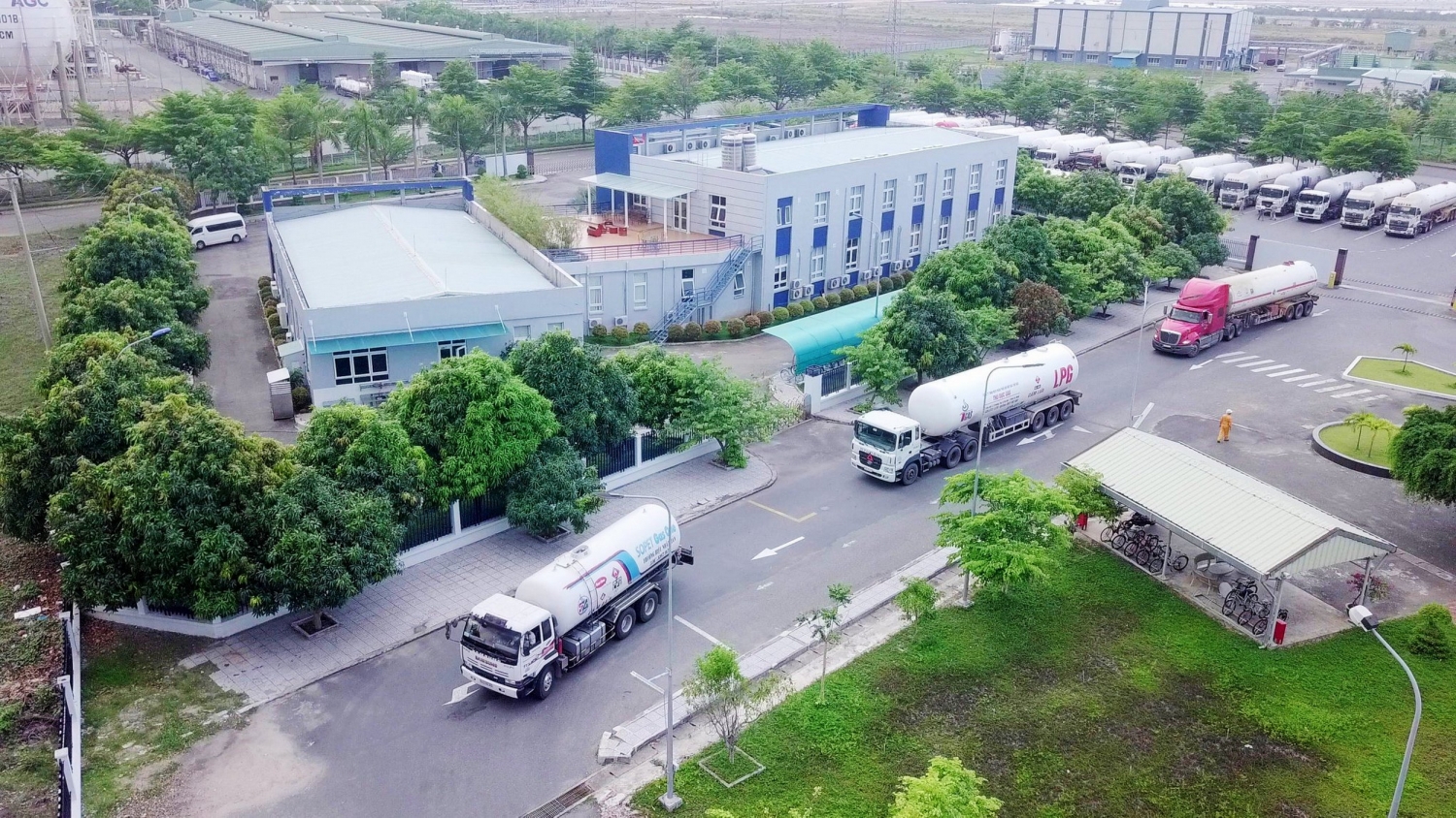 Hình ảnh xe bồn vào nhận hàng tại Trạm nạp LPG Thị Vải Hình ảnh xe bồn vào nhận hàng tại Trạm nạp LPG Thị Vải