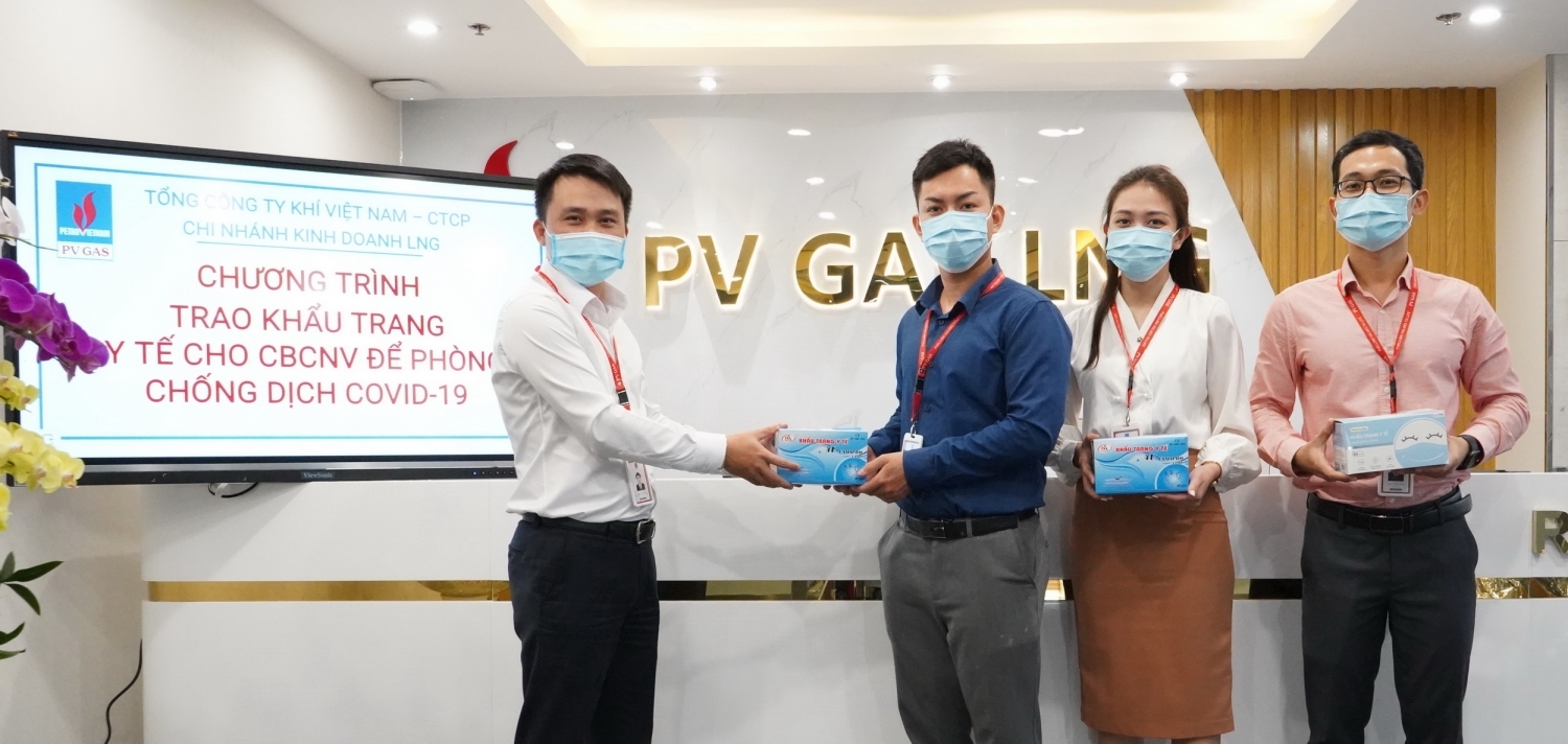 Công đoàn PV GAS LNG trao nhu yếu phẩm phòng chống dịch cho từng người lao động