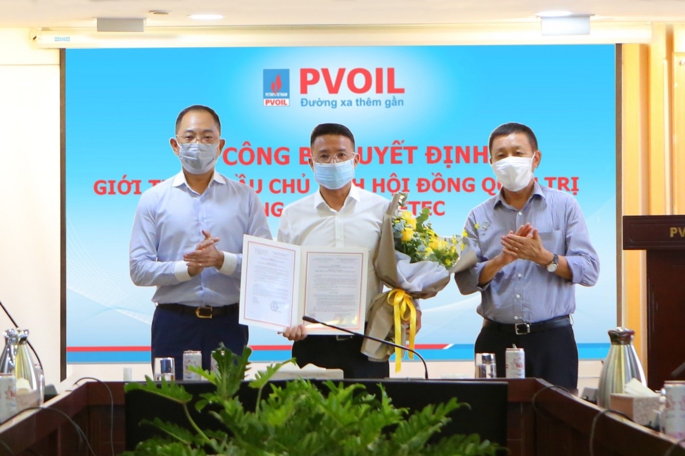 Ông Cao Hoài Dương – Bí thư Đảng ủy, Chủ tịch HĐQT PVOIL (trái) và Ông Đoàn Văn Nhuộm – Tổng Giám đốc PVOIL (phải) trao Quyết định cho ông Nguyễn Tuấn Tú Ông Cao Hoài Dương – Bí thư Đảng ủy, Chủ tịch HĐQT PVOIL (trái) và Ông Đoàn Văn Nhuộm – Tổng Giám đốc PVOIL (phải) trao Quyết định cho ông Nguyễn Tuấn Tú