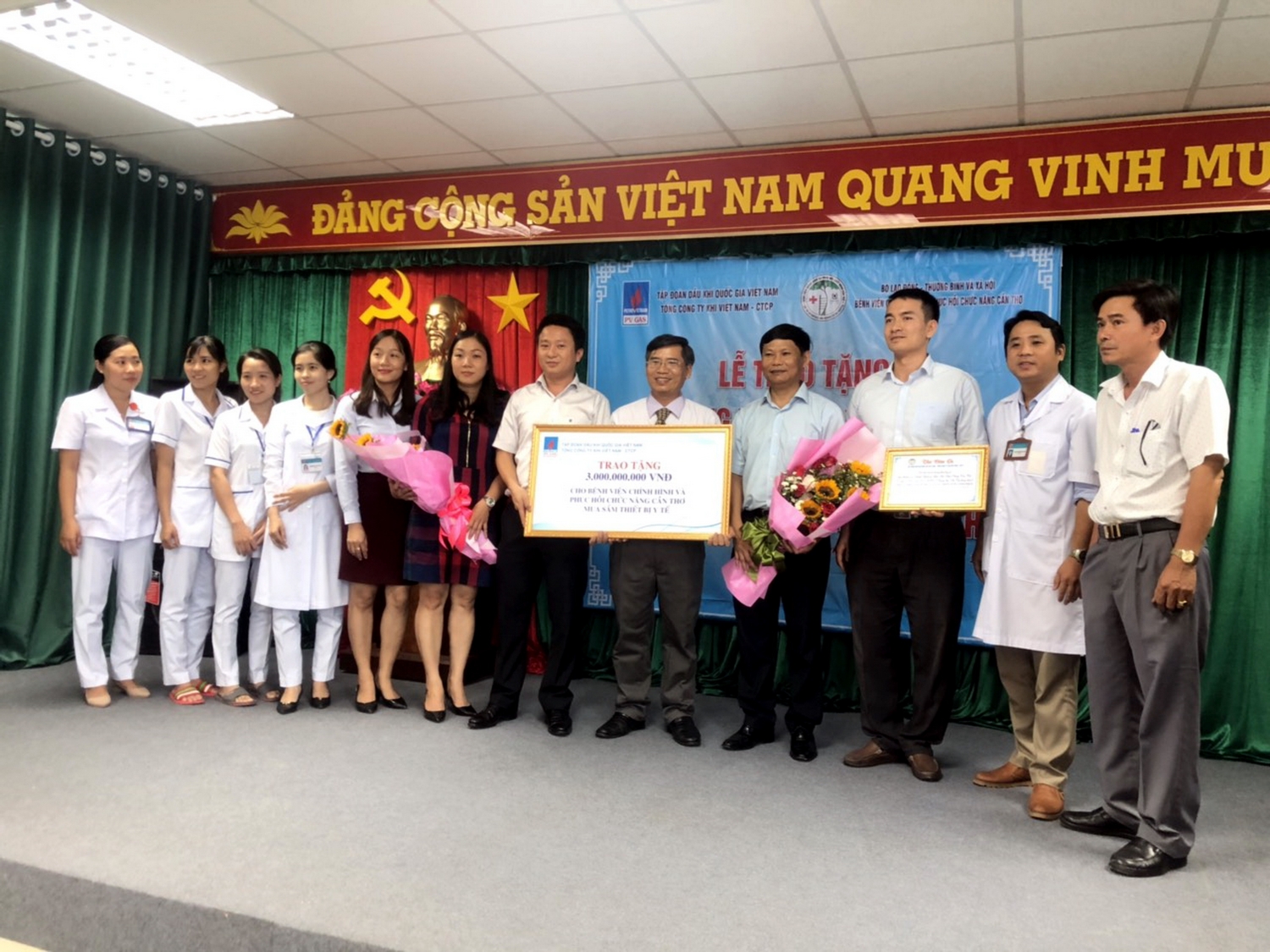 Đại diện PVN, PV GAS trao tặng chứng nhận tài trợ trang bị thiết bị y tế cho Bệnh viện CH&PHCN Cần Thơ