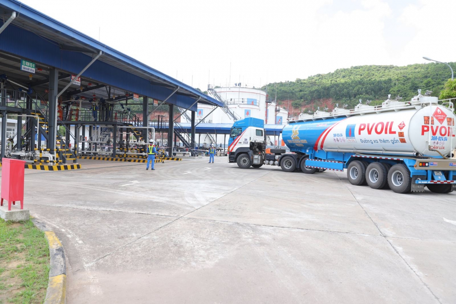Xe bồn PVOIL vào Kho Nghi Sơn nhận hàng Xe bồn PVOIL vào Kho Nghi Sơn nhận hàng