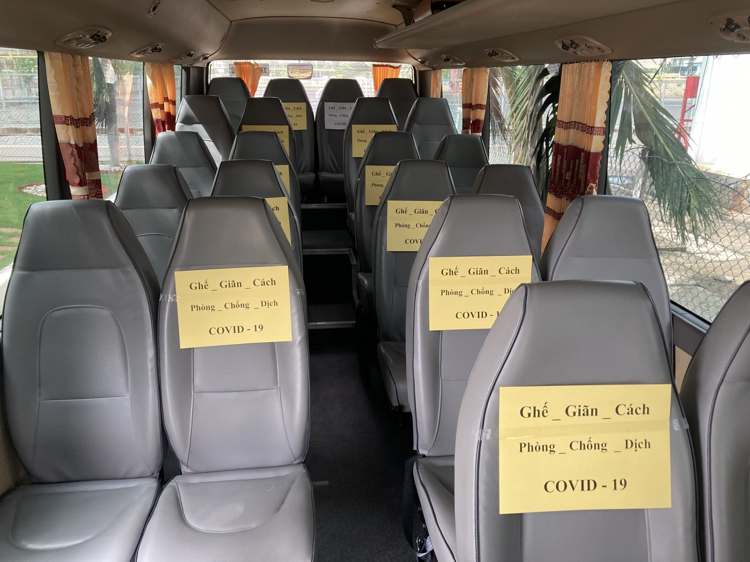 Hệ thống xe đưa rước người lao động của KĐN đảm bảo khử khuẩn thường xuyên và thực hiện giãn cách Hệ thống xe đưa rước người lao động của KĐN đảm bảo khử khuẩn thường xuyên và thực hiện giãn cách