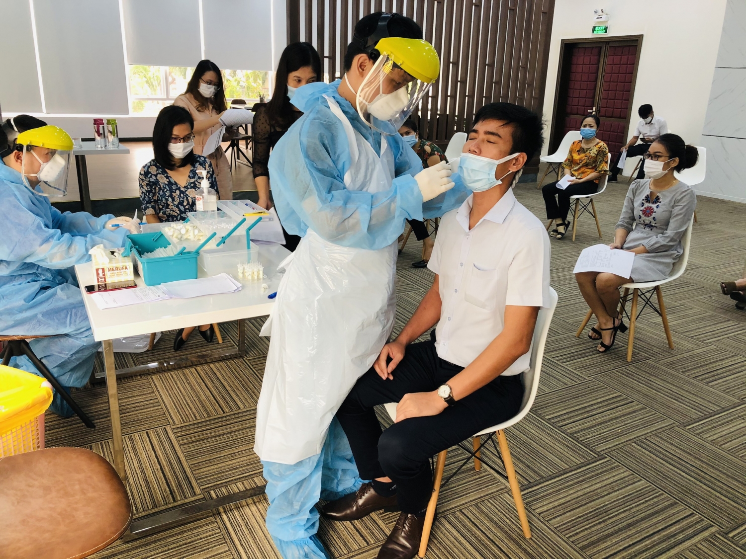 Hoạt động xét nghiệm nhanh Covid-19 cho CBCNV văn phòng