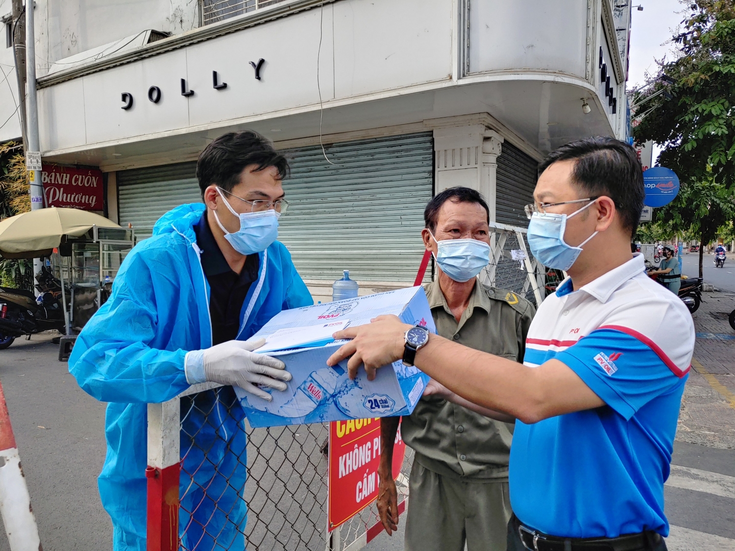 Đại diện PVOIL tặng quà cho các tình nguyện viên đang thực hiện nhiệm vụ tại điểm chốt trực phòng chống Covid-19 Đại diện PVOIL tặng quà cho các tình nguyện viên đang thực hiện nhiệm vụ tại điểm chốt trực phòng chống Covid-19