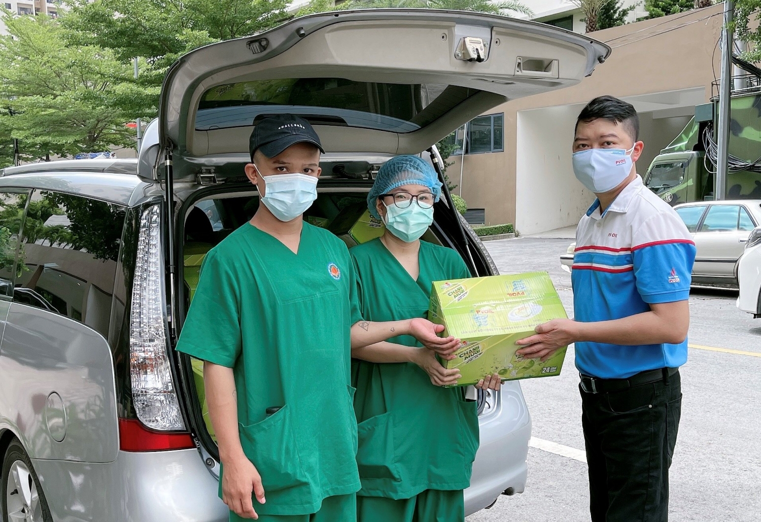 Đại diện PVOIL tặng quà cho các tình nguyện viên đang thực hiện nhiệm vụ tại điểm chốt trực phòng chống Covid-19 Đại diện PVOIL tặng quà cho các tình nguyện viên đang thực hiện nhiệm vụ tại điểm chốt trực phòng chống Covid-19