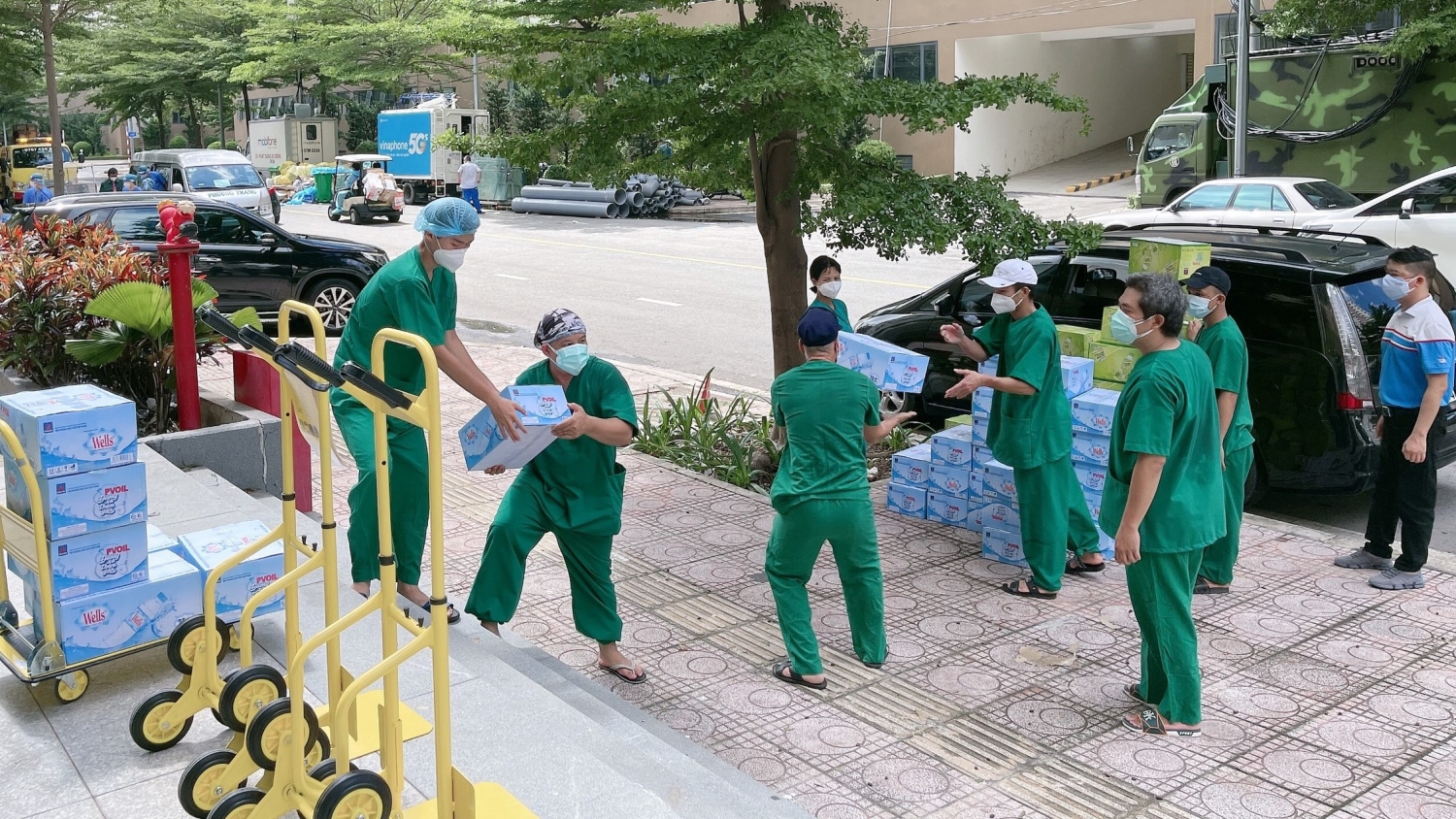 Bàn giao nước uống PVOIL tặng Bệnh viện dã chiến thu dung số 6 Bàn giao nước uống PVOIL tặng Bệnh viện dã chiến thu dung số 6