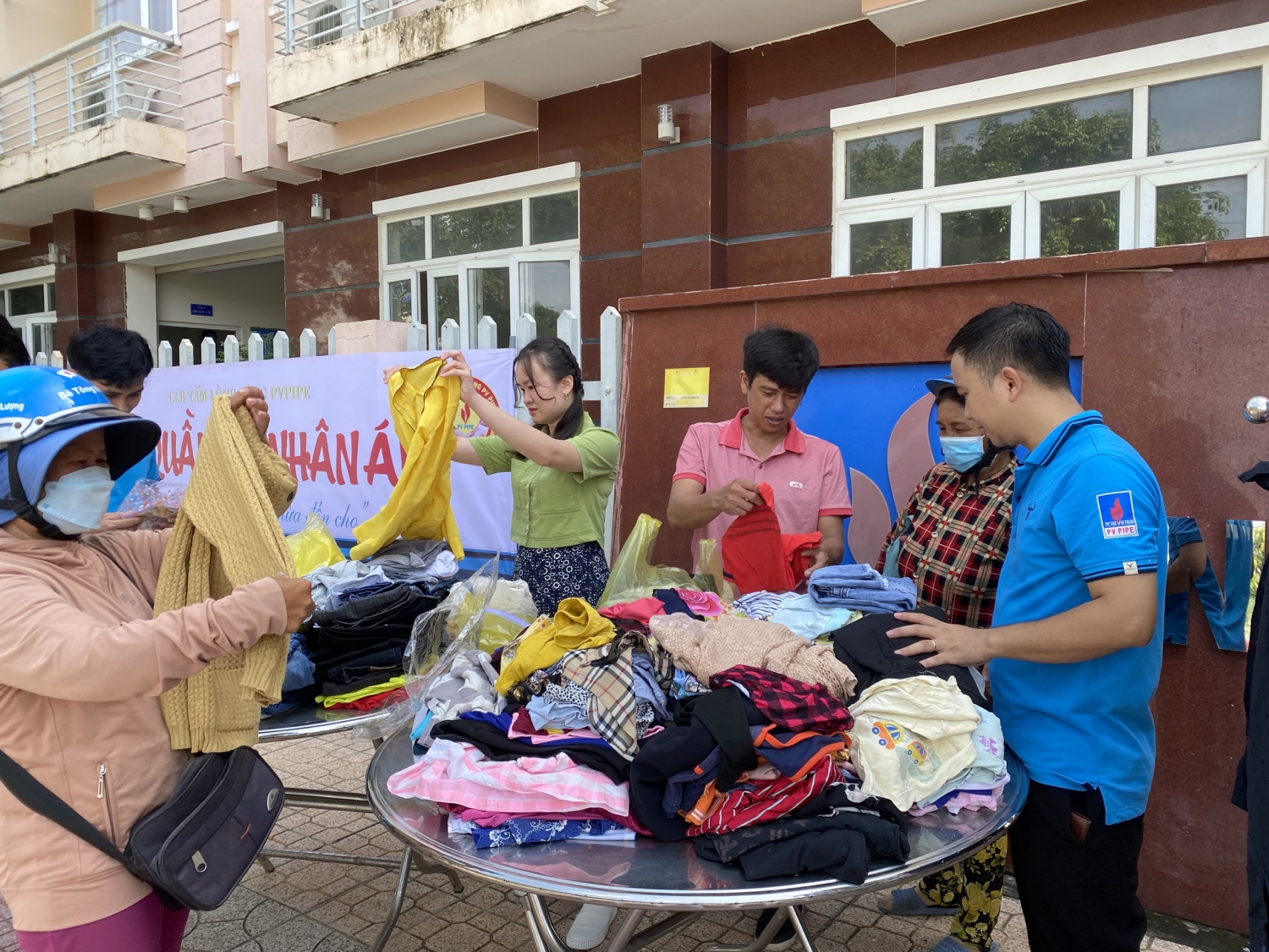“Gian hàng không đồng” của CLB Tấm Lòng Vàng - Đoàn Thanh Niên PVPipe mở cửa phục vụ bà con nghèo