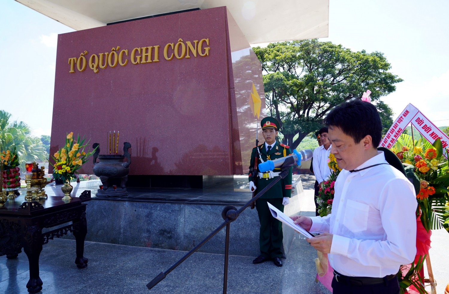 Đồng chí Hoàng Văn Quang đọc diễn văn tri ân các anh linh liệt sỹ, bày tỏ tấm lòng biết ơn của các thế hệ NLĐ PV GAS