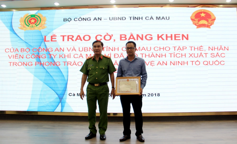 Ông Thái Doãn Ân - Trưởng phòng An toàn môi trường KCM nhận Bằng khen của UBND tỉnh