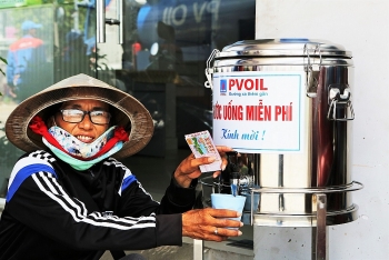 Bình nước uống miễn phí của PVOIL mang đến cảm nhận “Đường xa thêm gần”