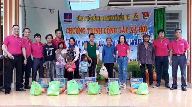 PVGas South miền Trung thăm tặng quà gia đình chính sách