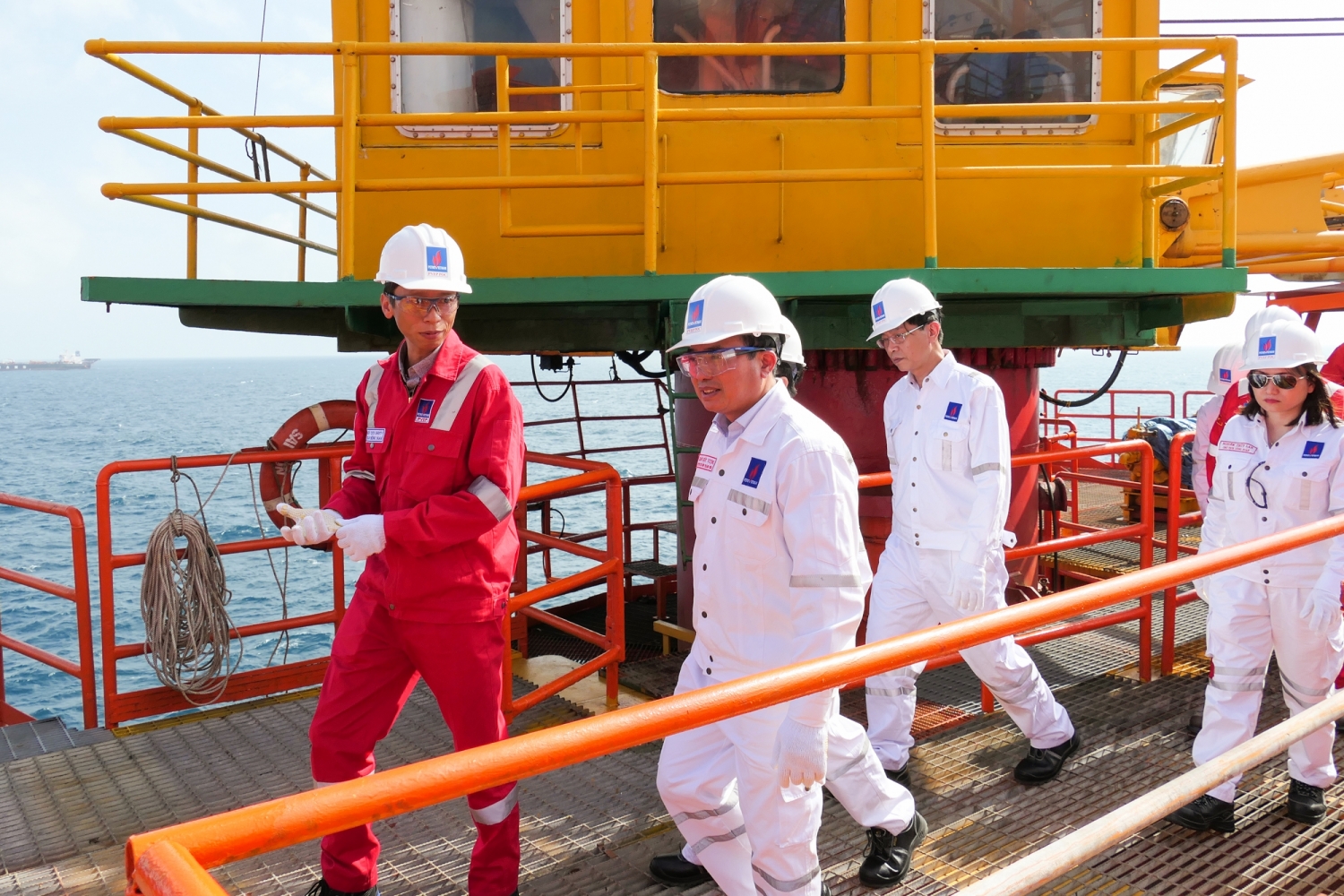 Đồng chí Hoàng Quốc Vượng - Bí thư Đảng ủy, Chủ tịch HĐTV Petrovietnam kiểm tra công tác trên công trình biển