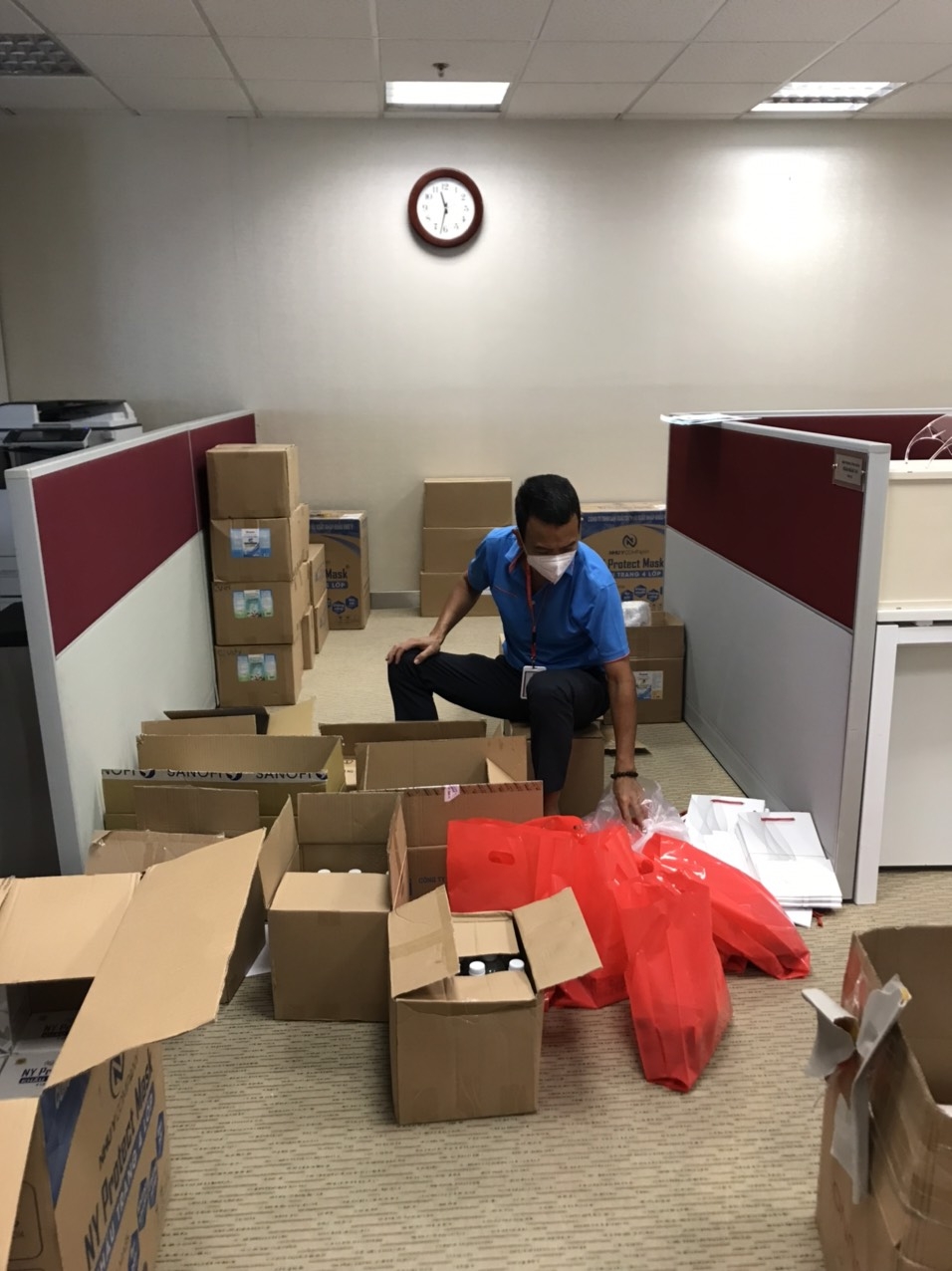 ác cán bộ Công đoàn chuẩn bị quà tặng trong điều kiện nghiêm túc thực hiện 5K