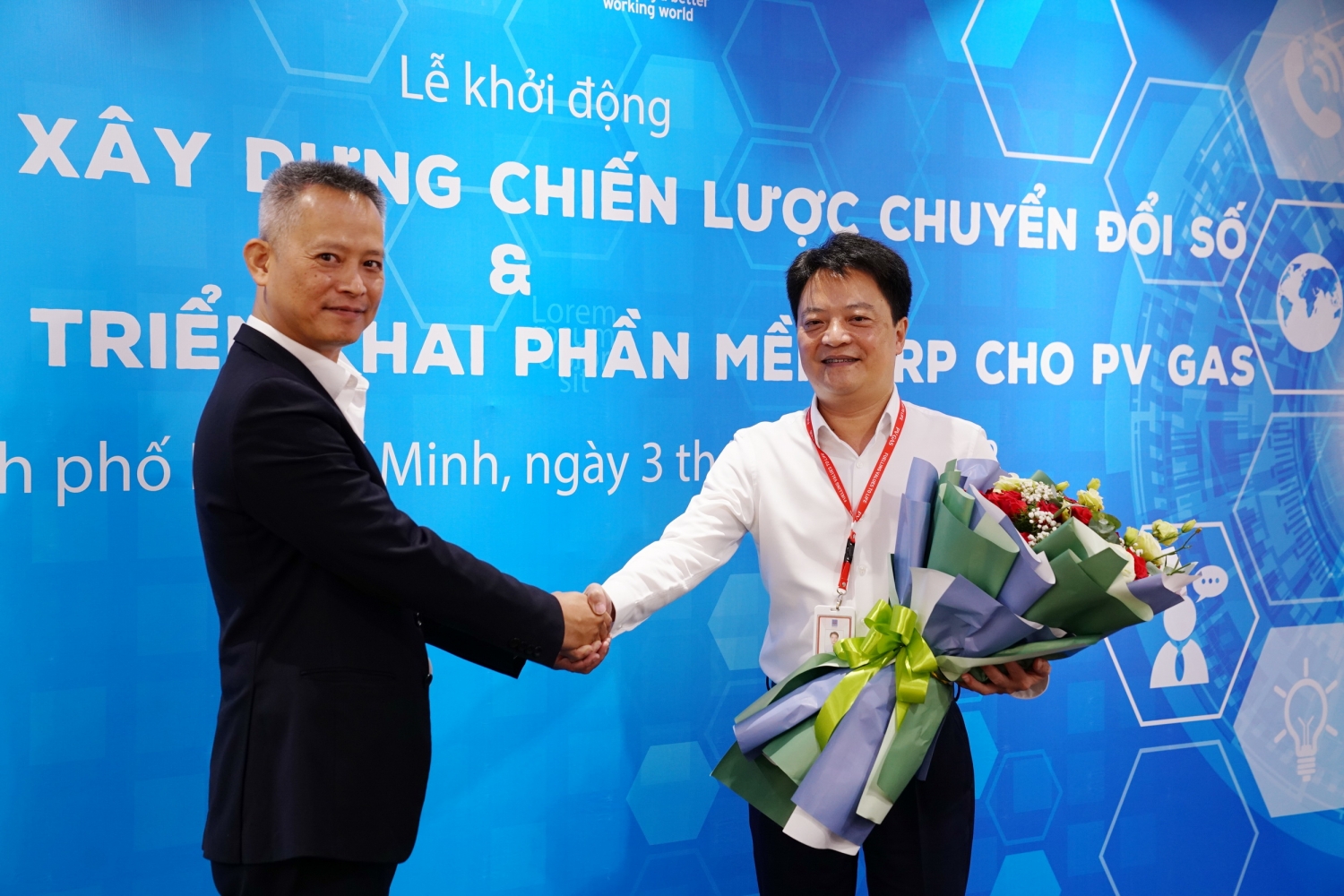 Tổng giám đốc PV GAS Hoàng Văn Quang và Phó Tổng giám đốc EY Phan Đằng Chương trao hoa lưu niệm trong nghi thức khởi động dự án