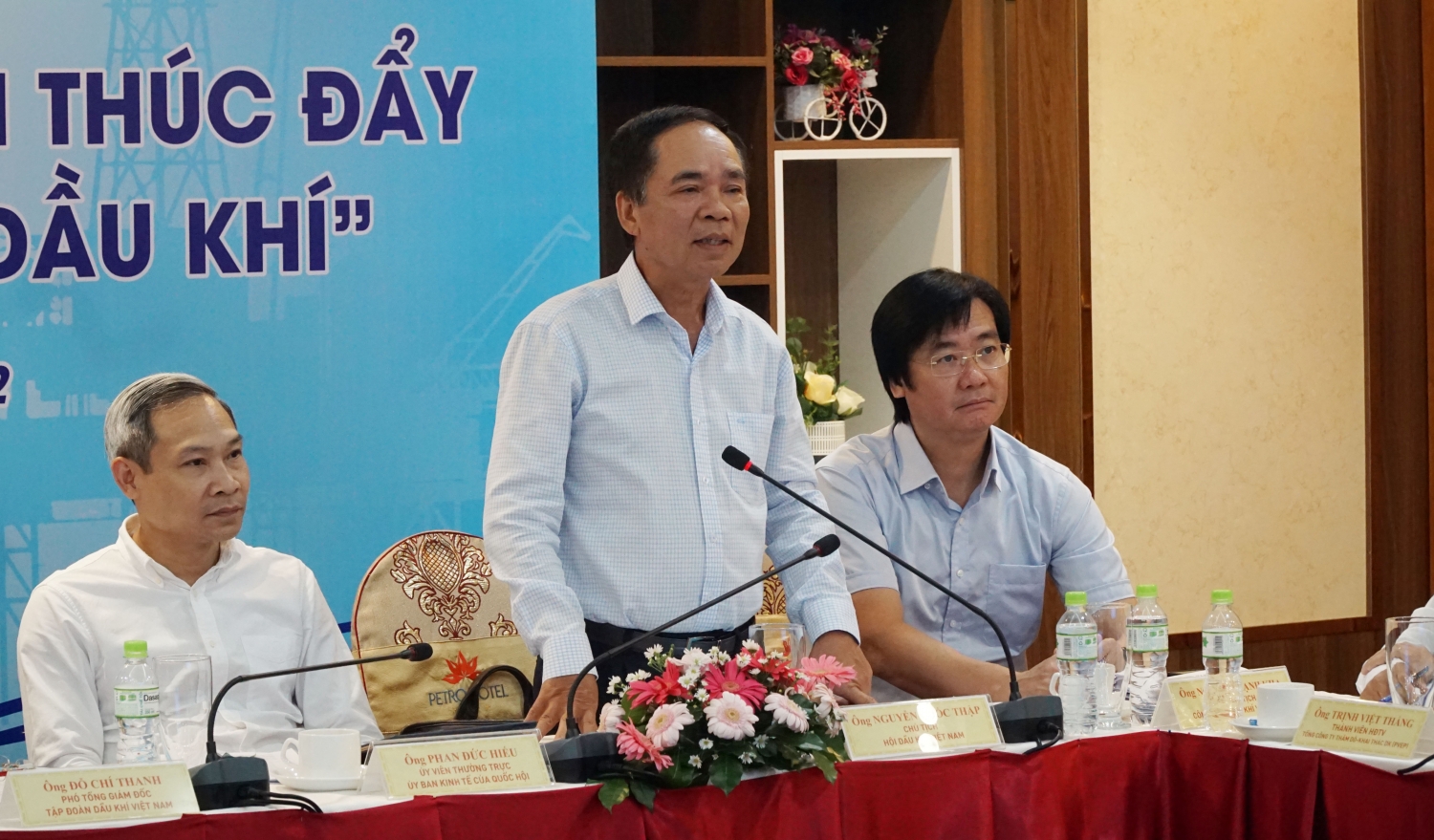 Chủ tịch Hội Dầu khí Việt Nam Nguyễn Quốc Thập trình bày tại Hội thảo