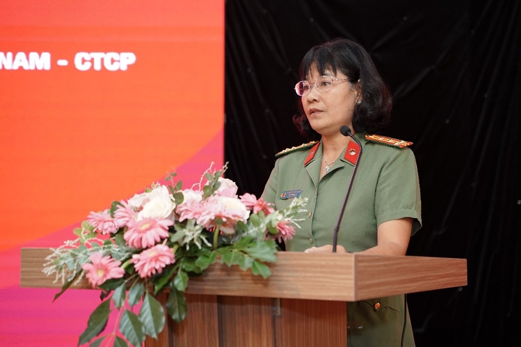 Đại tá Trần Thị Kim Phụng - Phó Giám đốc Công an tỉnh Bà Rịa – Vũng Tàu phát biểu tại Hội nghị