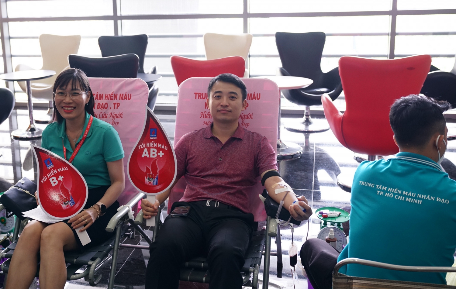 Người tham gia hiến máu được khám và tư vấn sức khỏe
