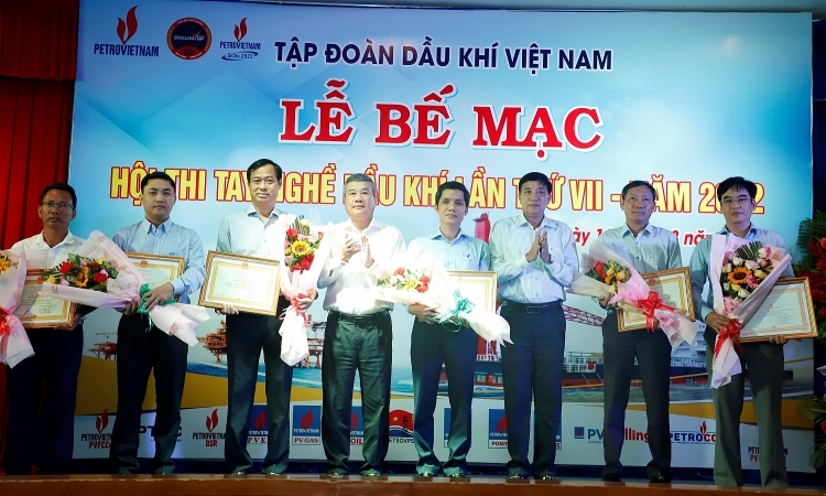 Ông Hoàng Xuân Bách - đại diện PV Drilling nhận giải Ba toàn đoàn tại Hội thi tay nghề Dầu khí lần VII