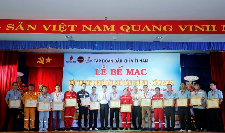 Ông Đỗ Chí Thanh - Phó Tổng giám đốc Tập đoàn, Trưởng Ban tổ chức Hội thi tay nghề dầu khí lần VII trao Huy chương vàng cho các thí sinh