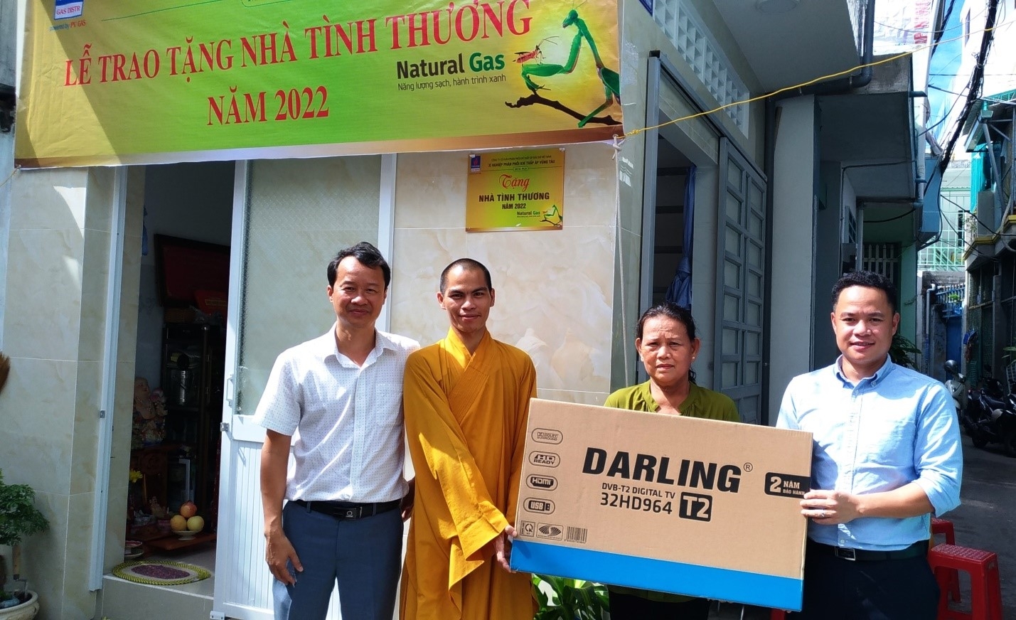 Đại diện lãnh đạo KTA Vũng Tàu trao quà cho gia đình bà Nguyễn Thị Hân