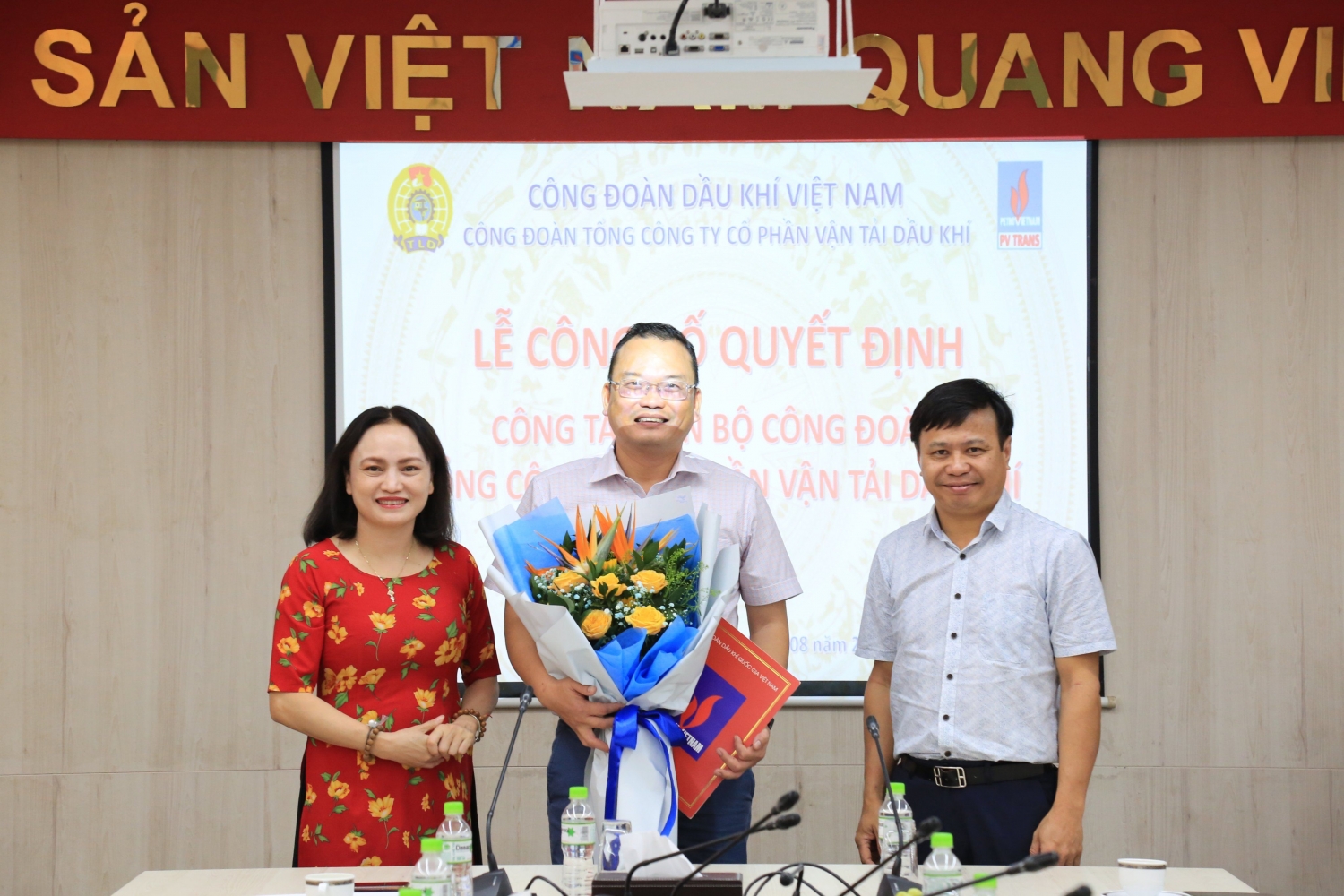 Đồng chí Nguyễn Quốc Thịnh nhận Quyết định công nhận Chủ tịch Công đoàn PVTrans nhiệm kỳ 2018 – 2023