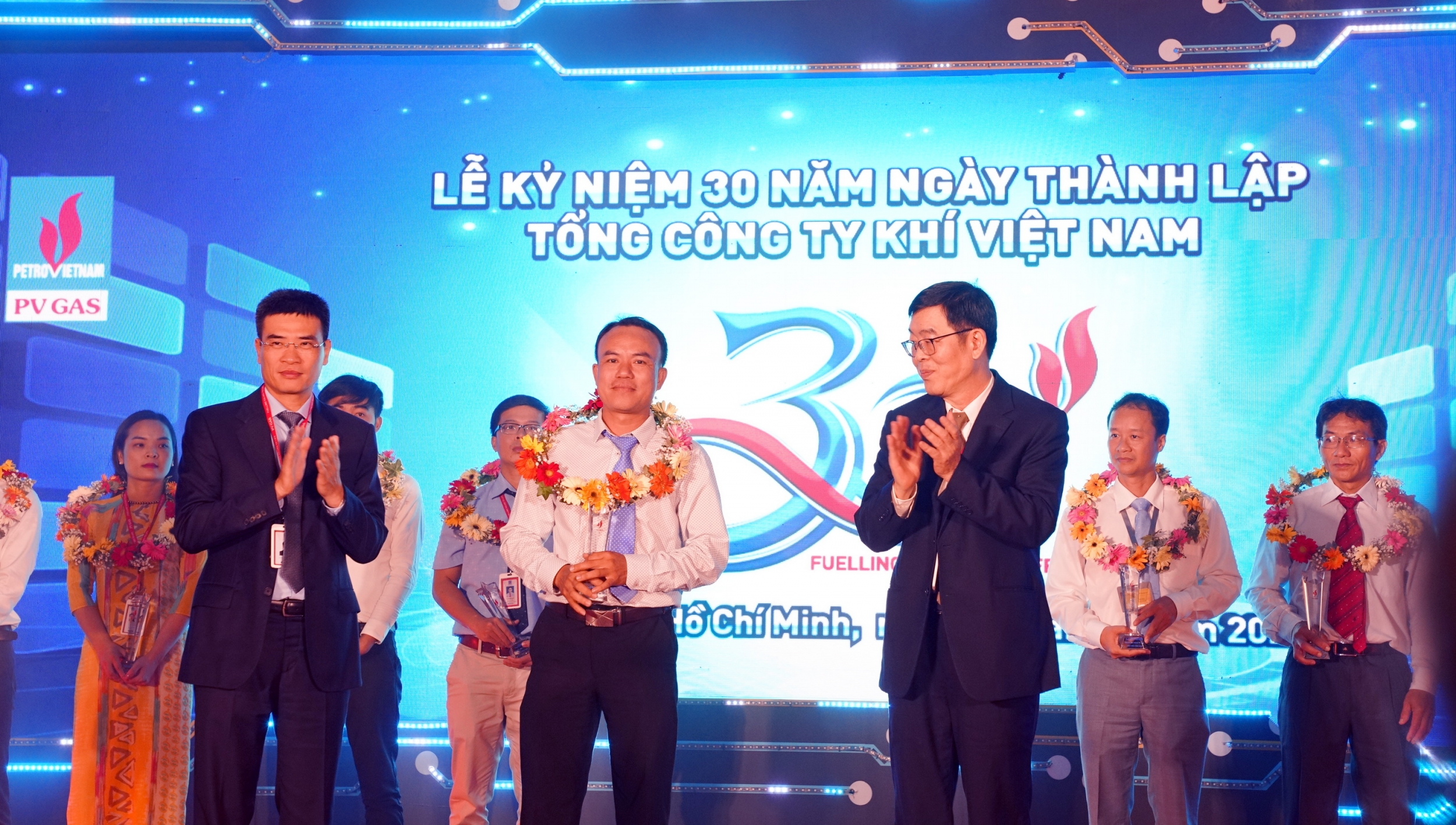 Tổng giám đốc PV GAS Dương Mạnh Sơn chào mừng và kêu gọi tinh thần người lao động tong giam doc pv gas duong manh son chao mung va keu goi tinh than nguoi lao dong