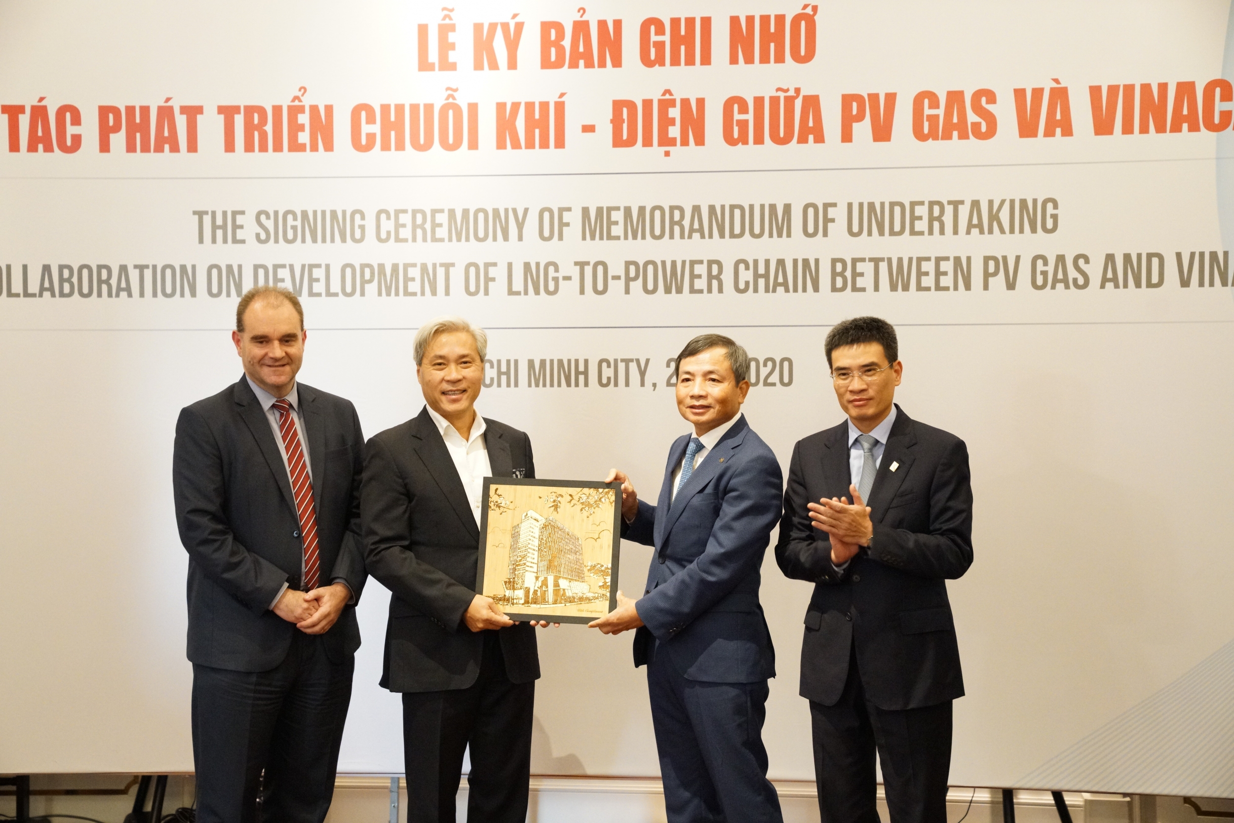 PV GAS và VinaCapital ký ghi nhớ về hợp tác phát triển chuỗi Khí - Điện pv gas va vinacapital ky ghi nho ve hop tac phat trien chuoi khi dien