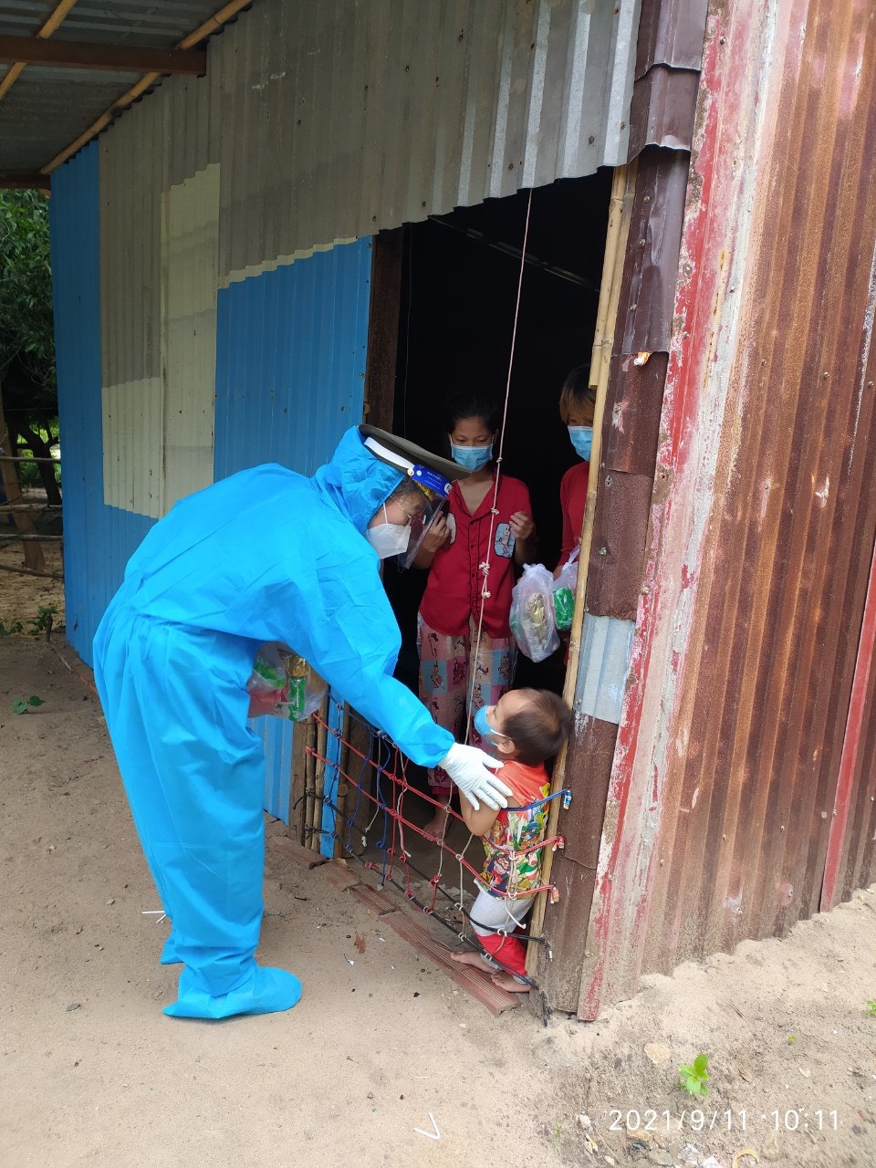 Trao những phần sữa yêu thương đến từng gia đình khó khăn tại Long Điền