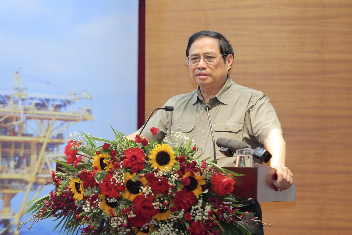 Thủ tướng Chính phủ Phạm Minh Chính làm việc với Petrovietnam Thủ tướng Chính phủ Phạm Minh Chính làm việc với Petrovietnam