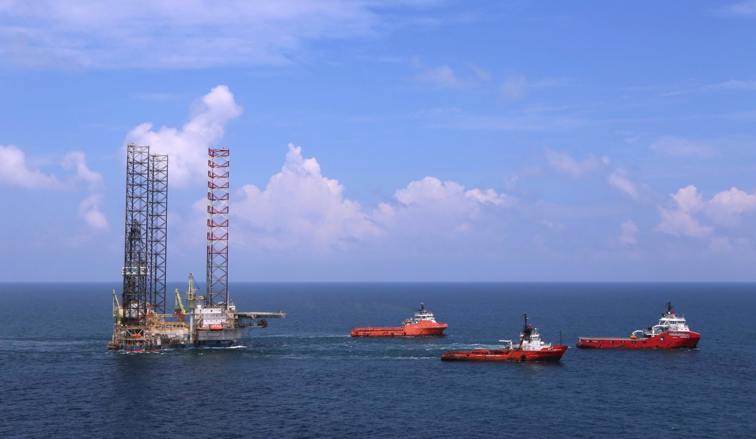 Hoạt động Dầu khí trên biển ngoài vấn đề kinh tế, còn gắn với an ninh, quốc phòng Hoạt động Dầu khí trên biển ngoài vấn đề kinh tế, còn gắn với an ninh, quốc phòng