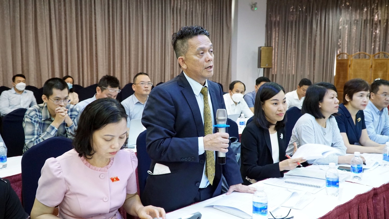 Ông Nguyễn Minh, Trưởng ban pháp lý và thương mại Eni Việt Nam cho ý kiến về ngôn ngữ trong hợp đồng dầu khí tại Hội thảo lấy ý kiến về Dự thảo Luật Dầu khí sửa đổi do Ủy ban Kinh tế Quốc hội phối hợp với Bộ Công Thương tổ chức tại TP HCM ngày 3/8. Ông Nguyễn Minh, Trưởng ban pháp lý và thương mại Eni Việt Nam cho ý kiến về ngôn ngữ trong hợp đồng dầu khí tại Hội thảo lấy ý kiến về Dự thảo Luật Dầu khí sửa đổi do Ủy ban Kinh tế Quốc hội phối hợp với Bộ Công Thương tổ chức tại TP HCM ngày 3/8.