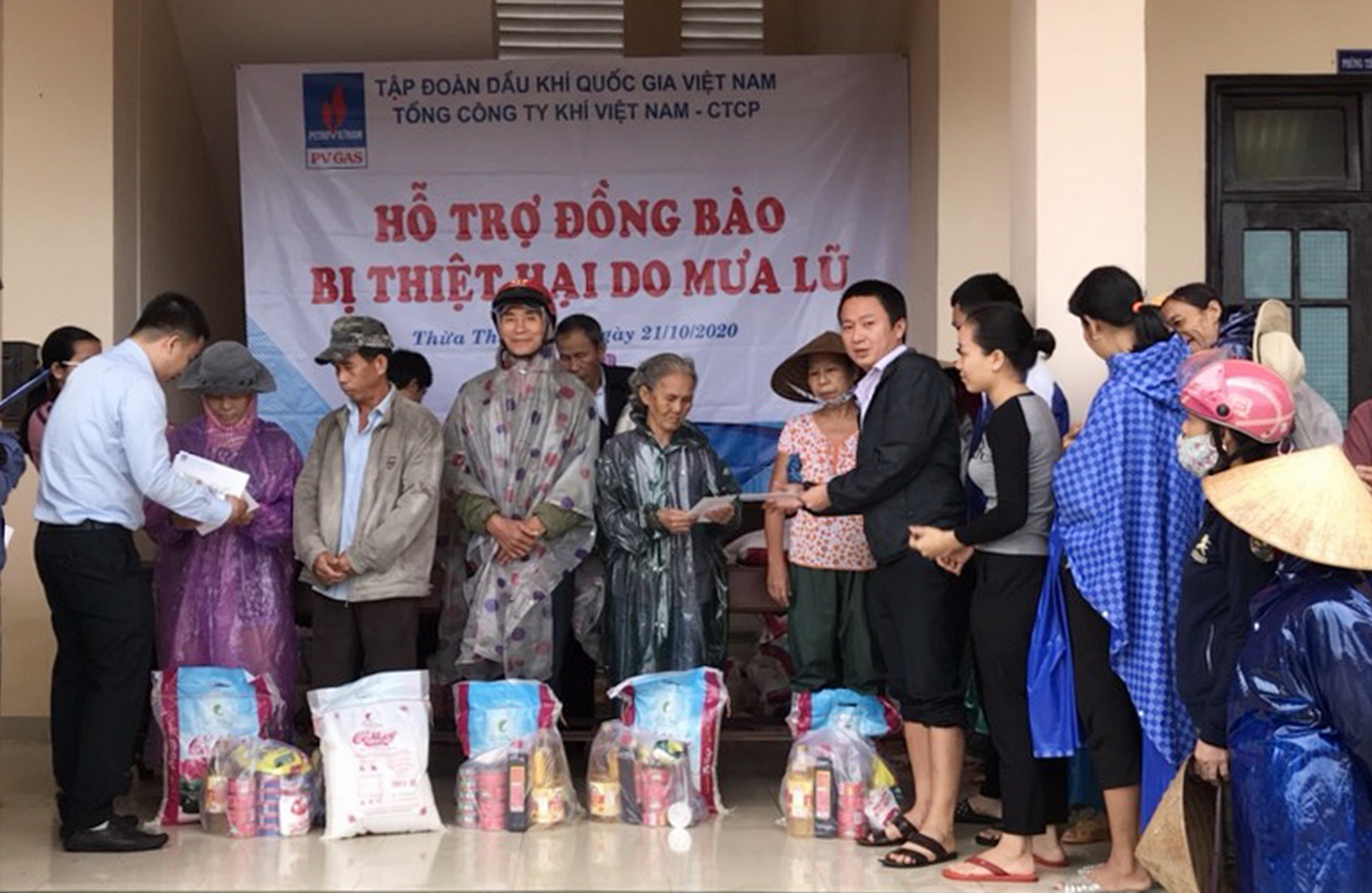 pv gas ung ho 600 trieu dong cho thua thien hue va quang tri ngay trong con bao so 8